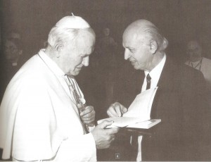 Gianfranco Rossi presenta al papa, durante un incontro in Vaticano, la rivista. Foto ripresa dal libro 